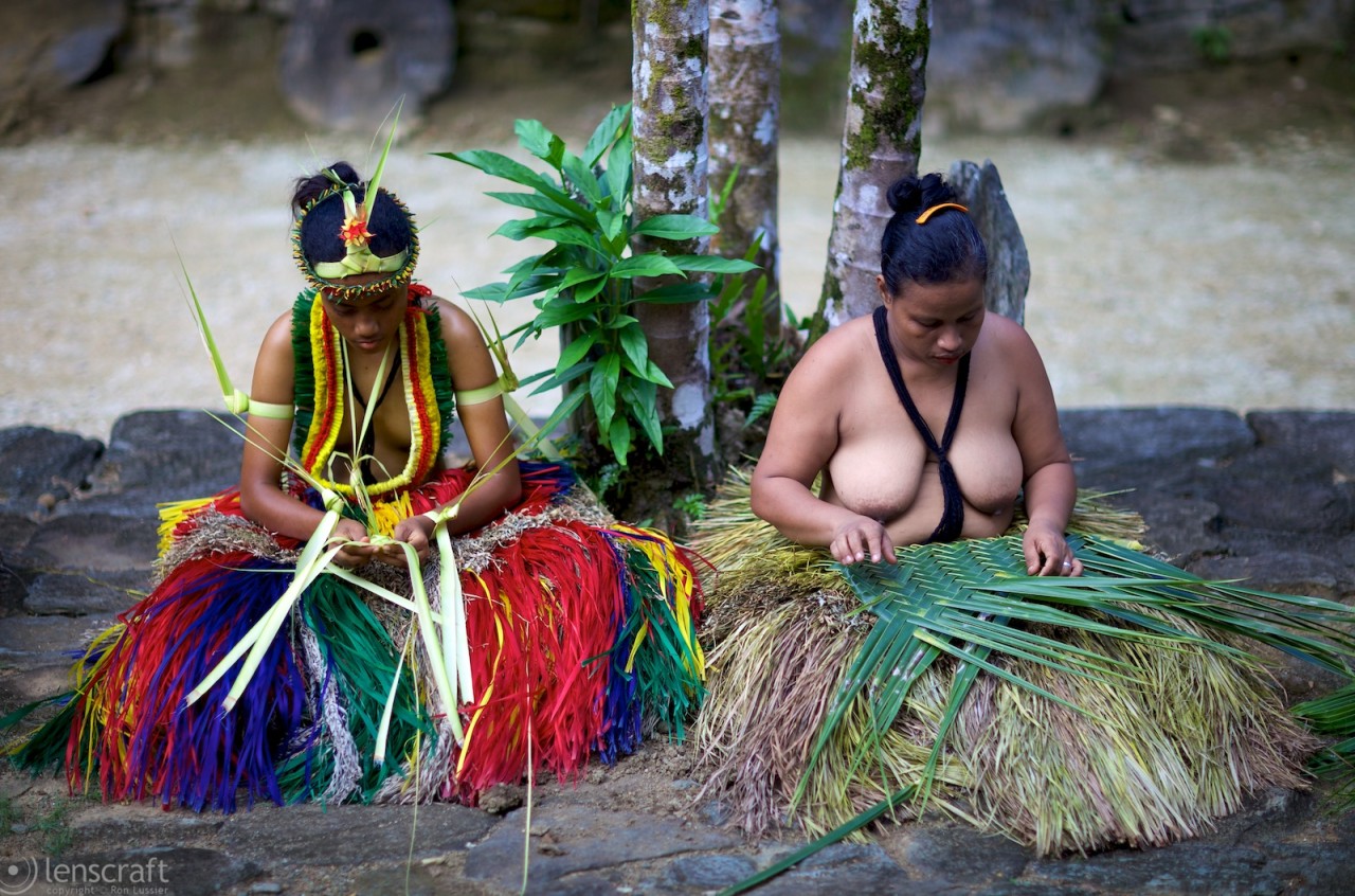 women weaving / yap, micronesia
